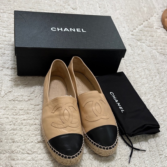 CHANEL like new Rev Two-Tone Beige and Black Espadrilles - Picture 10 of 10